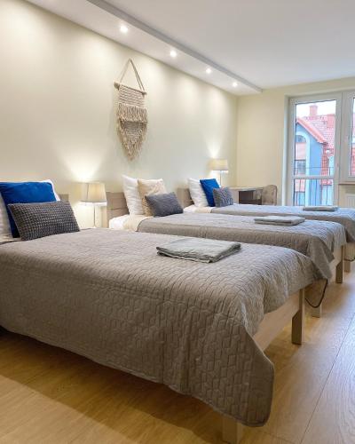 Un pat sau paturi într-o cameră la MARCO Apartment 6