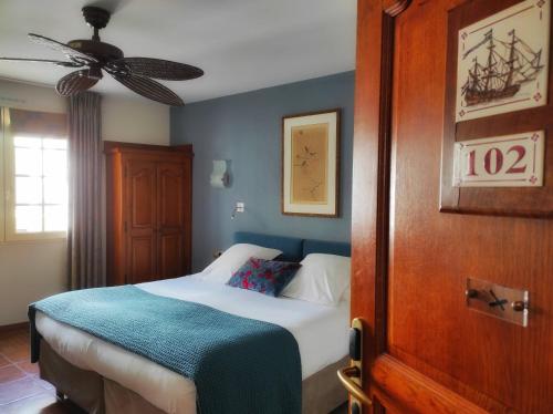 Un pat sau paturi într-o cameră la Hôtel La Marisa Grande Plage