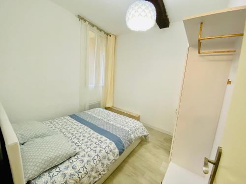 une petite chambre avec un lit et une fenêtre dans l'établissement VIEUX NICE - Families & Friends - 3 chambres - 6 personnes - 55 m2, à Nice