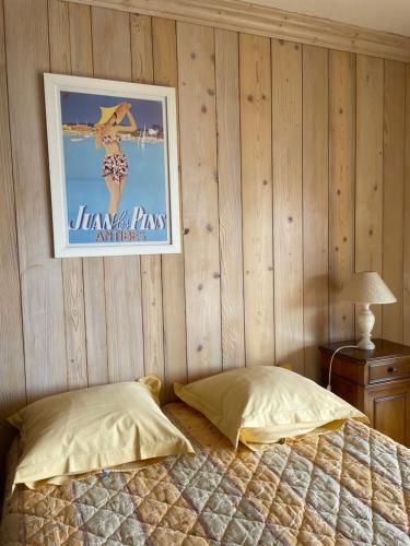 a bedroom with a bed and a picture on the wall at Résidence CENTER BAY - Juan les Pins in Juan-les-Pins