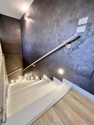 um conjunto de escadas num quarto com uma parede em Splendid Lake em Desenzano del Garda