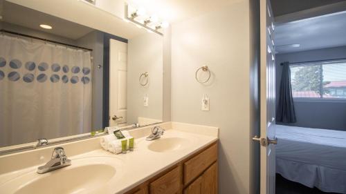 een badkamer met een wastafel en een spiegel bij Oak Shores 63 in Biloxi