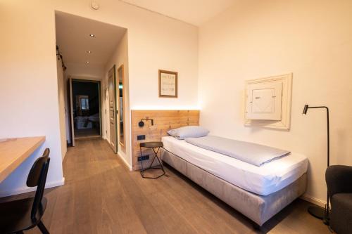 Letto o letti in una camera di LANDHOTEL ALTE ZOLLSTATION- Historical Building