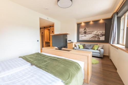 Letto o letti in una camera di LANDHOTEL ALTE ZOLLSTATION- Historical Building