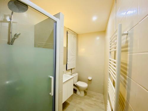 La salle de bains est pourvue de toilettes et d'une porte de douche en verre. dans l'établissement VIEUX NICE - Families & Friends - 3 chambres - 6 personnes - 55 m2, à Nice