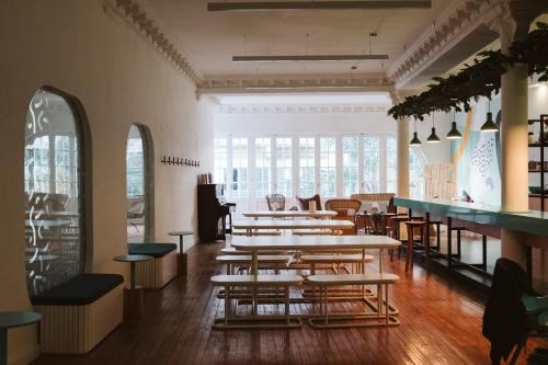 a row of tables and chairs in a room at Viajero Montevideo Hostel in Montevideo