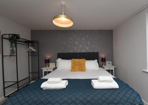 Postel nebo postele na pokoji v ubytování Harrogate Self Catering - Regent's Court Indigo Suite