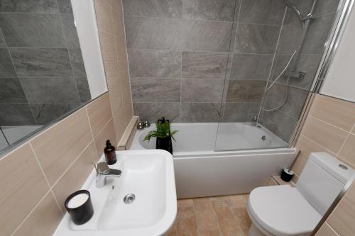 Phòng tắm tại Harrogate Self Catering - Regent's Court Indigo Suite