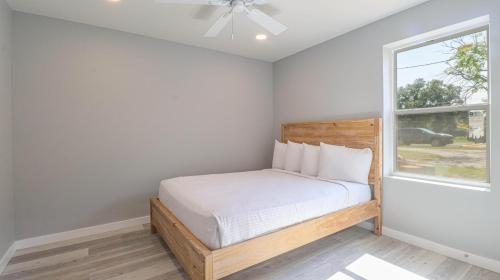 Schlafzimmer mit einem Bett und einem Fenster in der Unterkunft Duplex On Howard - Hornsby Suite in Biloxi