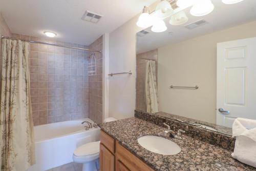 een badkamer met een wastafel, een bad en een toilet bij Legacy II 1206 in Gulfport
