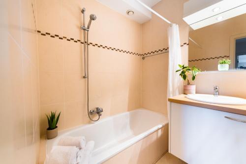  Casa Verde -  Room  picture :   Tea/Coffee maker    Shower    Bath                           