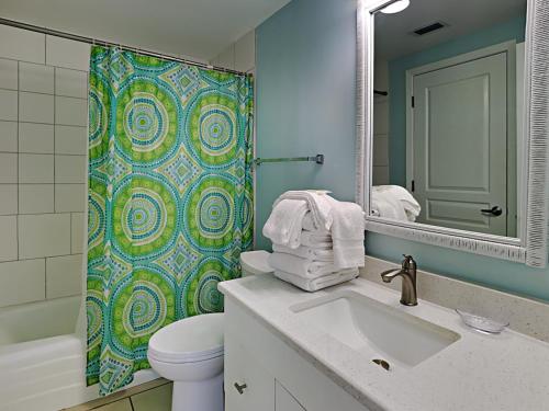uma casa de banho com um lavatório e uma cortina de chuveiro em Silver Beach 506 orange Beach em Orange Beach