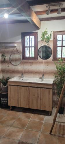 bañera grande en una habitación con 2 ventanas en Casa Ludese en Salernes