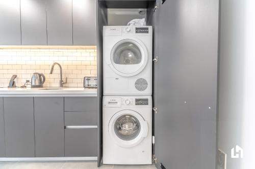 a kitchen with a washer and dryer in a refrigerator at Downtown Miami Condos by Lua Host in Miami