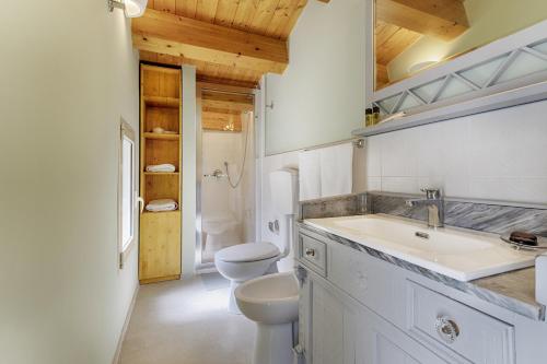 La salle de bains blanche est pourvue d'un lavabo et de toilettes. dans l'établissement HyblaLifeRooms, à Raguse