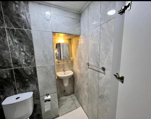 y baño con aseo blanco y lavamanos. en TAG Pansiyon, en Antalya