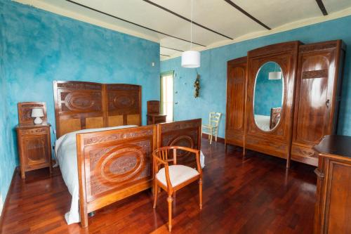 een slaapkamer met een houten bed en houten meubilair bij Alba Morus in La Morra