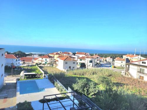 Cette villa offre une vue sur l'océan. dans l'établissement Panoramic Villa Mar, à Nazaré