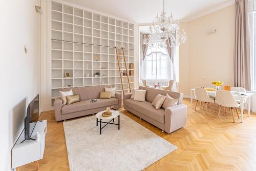 sala de estar con sofá, TV y mesa en Matilda Luxury Suite Apartment en Budapest