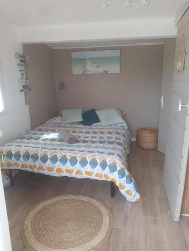 une chambre avec un lit avec une couette dessus dans l'établissement La Chouette Villa, chambre Mazet de 11m2 pièce sous-pente accés par escalier en bois, à Cannes-et-Clairan