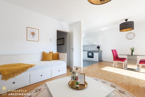 Sala de estar blanca con cama y mesa en Pineapple Apartments Dresden Zwinger II - 70 qm - 1x free parking, en Dresden