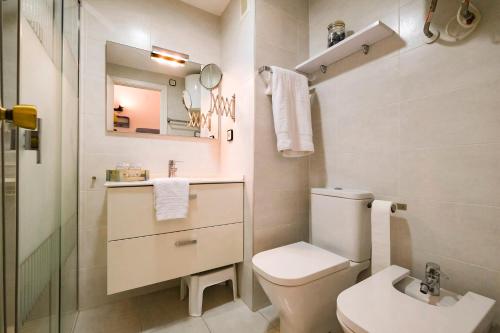 uma casa de banho com um WC, um lavatório e um chuveiro em NOVELTY SALOU em Salou