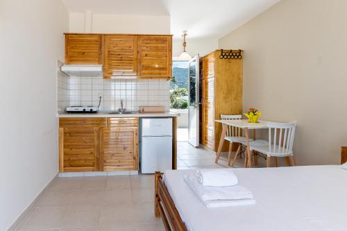 una cucina con letto e tavolo in una camera di Ο Μόλος a Marmari