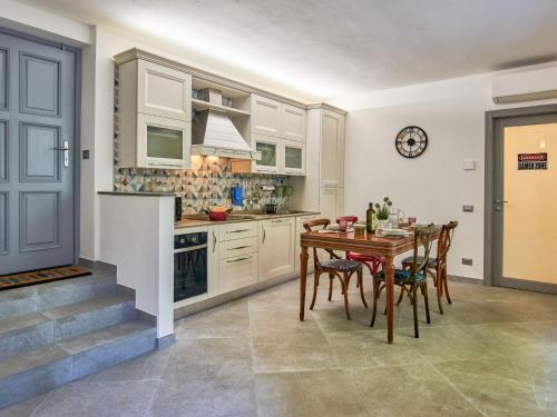Dapur atau dapur kecil di Apartment La tana del pescatore by Interhome