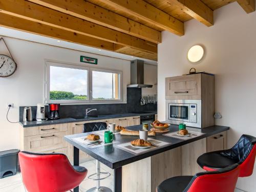 une cuisine avec une table avec de la nourriture dessus dans l'établissement Holiday Home Ty Frouden by Interhome, à Plouescat