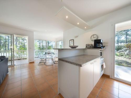 Η κουζίνα ή μικρή κουζίνα στο Holiday Home Eden Parc by Interhome