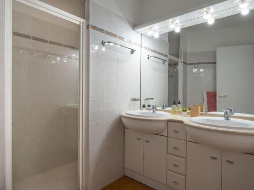 Ένα μπάνιο στο Holiday Home Eden Parc by Interhome