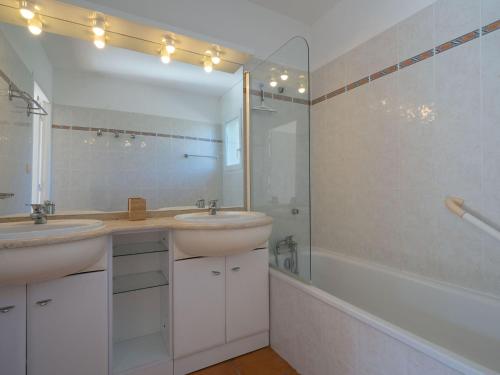 Ένα μπάνιο στο Holiday Home Eden Parc by Interhome