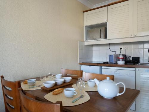 - une cuisine avec une table en bois et un service à thé dans l'établissement Apartment Bleu Marine-10 by Interhome, à Lacanau-Océan