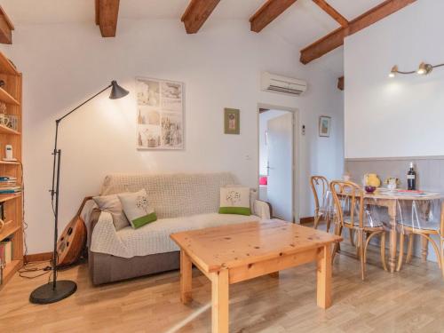 een woonkamer met een bank en een tafel bij Apartment L'Aquilon by Interhome in Noves