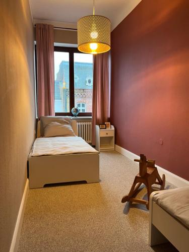 Un dormitorio con dos camas y una ventana. en My Place Holiday Appartments, en Garding