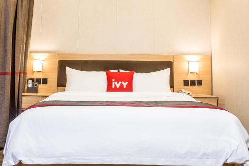 Posteľ alebo postele v izbe v ubytovaní Ivy Hotel Emerald