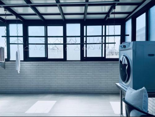 - Lavadora en una habitación con ventanas en Penghu Little Apple II, en T'ien-hsiang