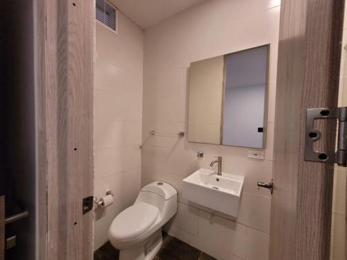Ванна кімната в HOTEL COLOMBIA BYB