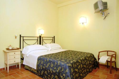 Habitación de hotel con cama y silla en PG dL, en Peschici