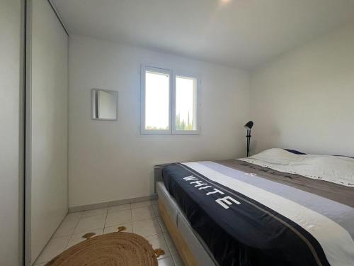 a bedroom with a large bed and a mirror at Appartement Paradou vue magnifique in Paradou