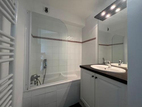 a bathroom with a sink and a tub and a shower at Appartement Paradou vue magnifique in Paradou