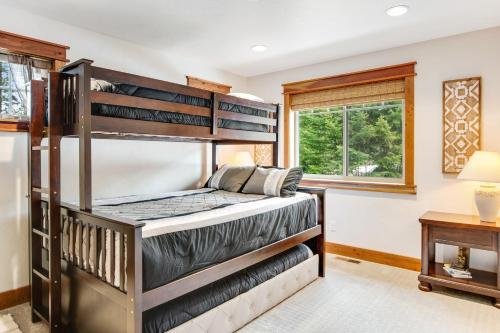 1 dormitorio con literas en una casa en Anim Cabin en Cle Elum