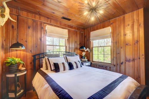 une chambre avec un lit avec des murs et un plafond en bois dans l'établissement Historic Tennessee Vacation Rental on Homestead, à Crossville