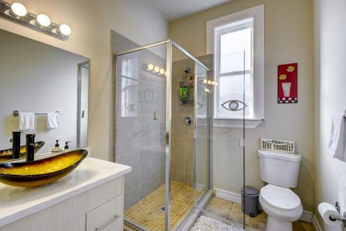 uma casa de banho com um chuveiro, um lavatório e um WC. em Luxe Federal Way Rental - Walk to the Water! em Federal Way