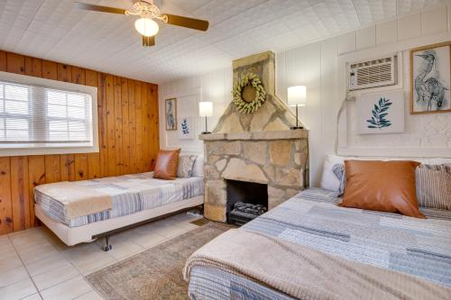 1 dormitorio con 2 camas y chimenea en Mountain Home Cabin with Fire Pit Less Than 1 Mi to Lake!, en Mountain Home