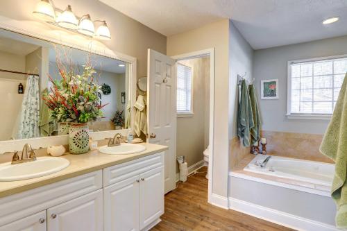 Et badeværelse på Dock and Fire Pit Stunning Lake Sinclair Home!