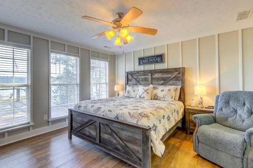 En eller flere senge i et værelse på Dock and Fire Pit Stunning Lake Sinclair Home!