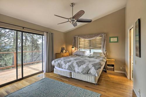 1 dormitorio con 1 cama y ventilador de techo en Homey Colfax Getaway with Private Hot Tub!, en Colfax