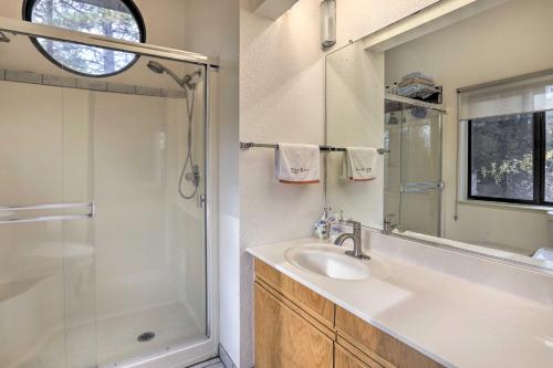 een badkamer met een wastafel en een douche bij Homey Colfax Getaway with Private Hot Tub! in Colfax