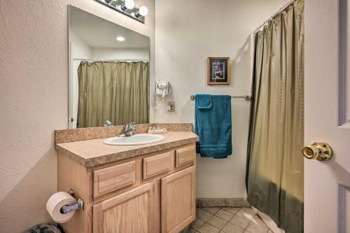 La salle de bains est pourvue d'un lavabo et d'une douche. dans l'établissement Pigeon Studio, Close to Saginaw Bay Waterfront!, à Pigeon